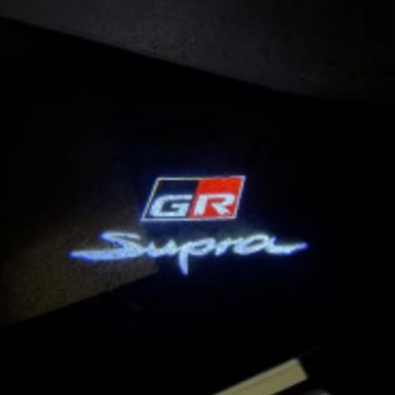 08-21 Adecuado para Toyota SUPRA GR Toro Demon King 5ta generación modificado de luz de bienvenida de atmósfera de proyección de alta definición