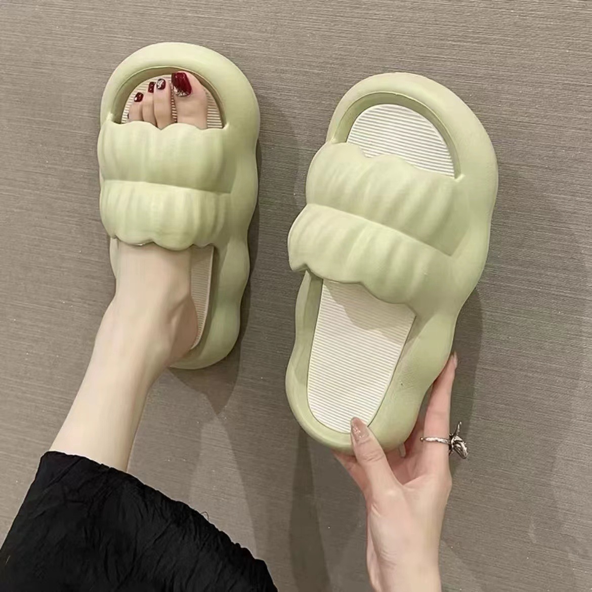 2023 New Slippers Women's Feeling Clouds Soft Bottom Lightweight Student Home Outdoor Cute Comfortable Sandals