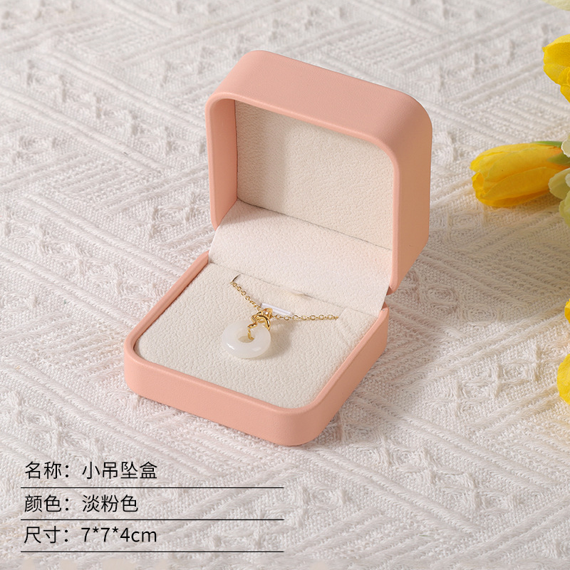Caja de joyería rosa de alta calidad de cuero pu caja de embalaje de marca de joyería logotipo colgante pulsera collar caja de anillo