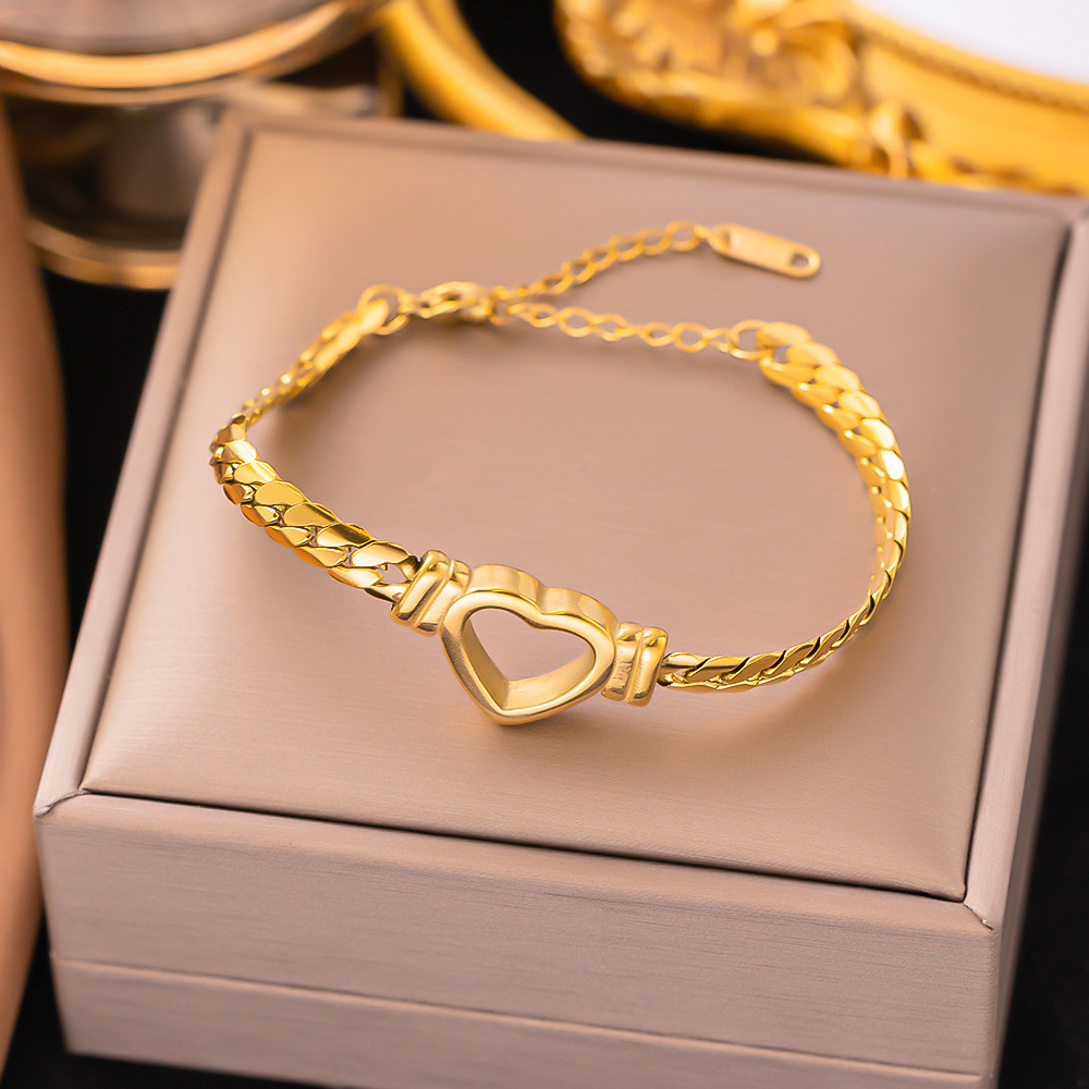 42【e64】 hollow love bracelet gold