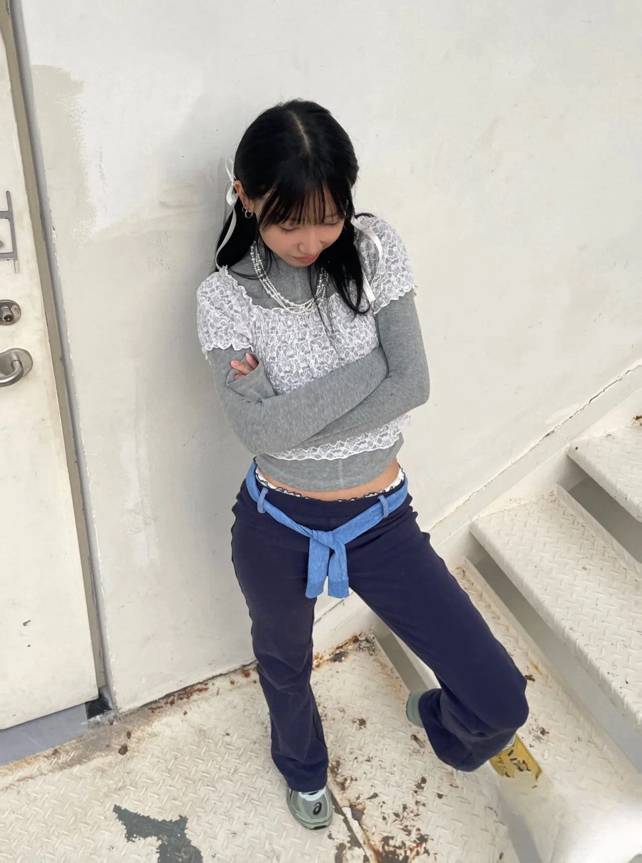 Dos colores, agradable para la piel, cómodo, deportivo y de ocio con cinturón, pantalones con cinturón, cintura media, pantalones microacampanados, mujeres 3250