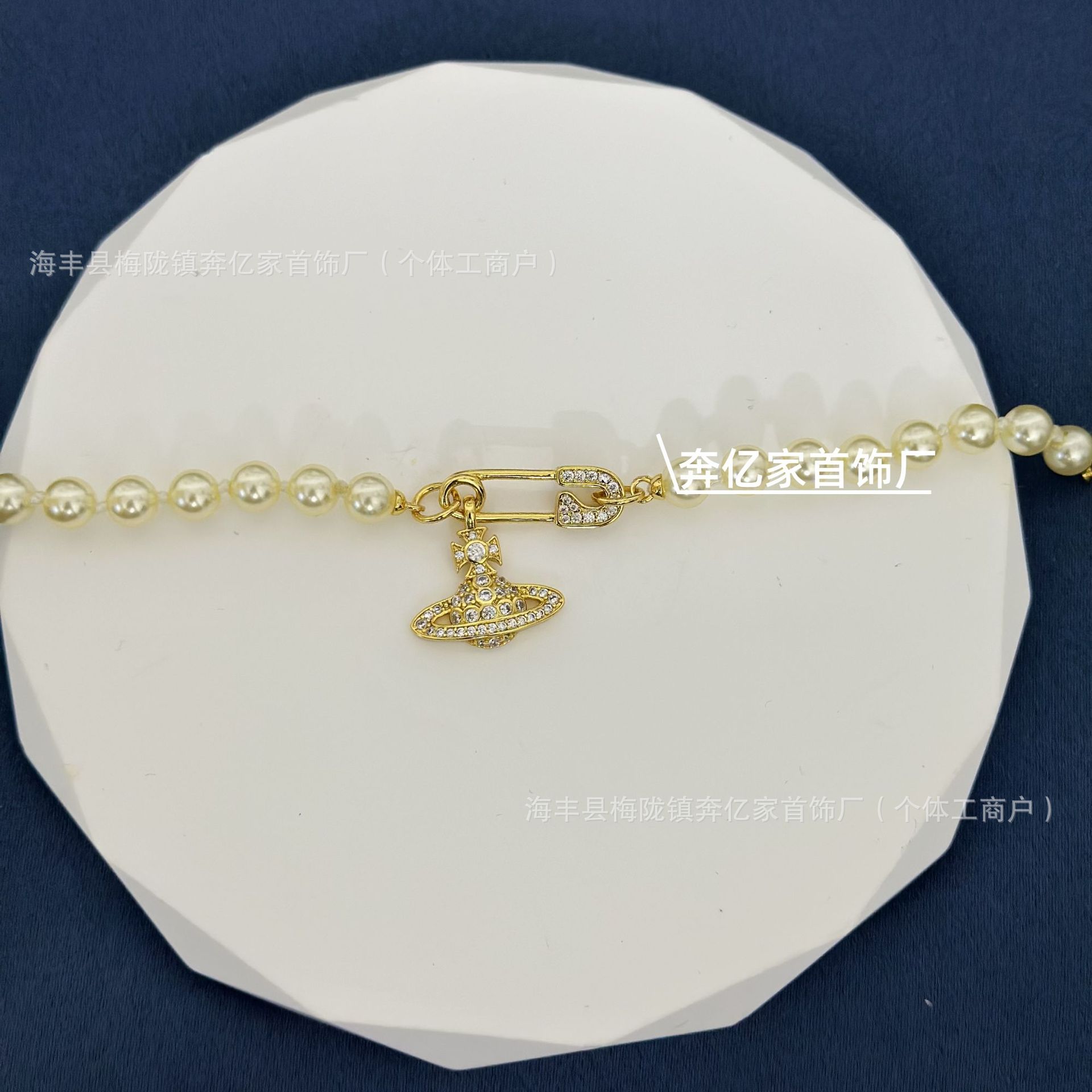 Gold pin pearl bracelet