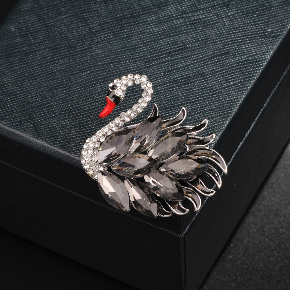 New Cross-Border Light Luxury European And American Style Exquisite Versatile Black Swan Brooch High-End Niche Suit Pin_voghion.com