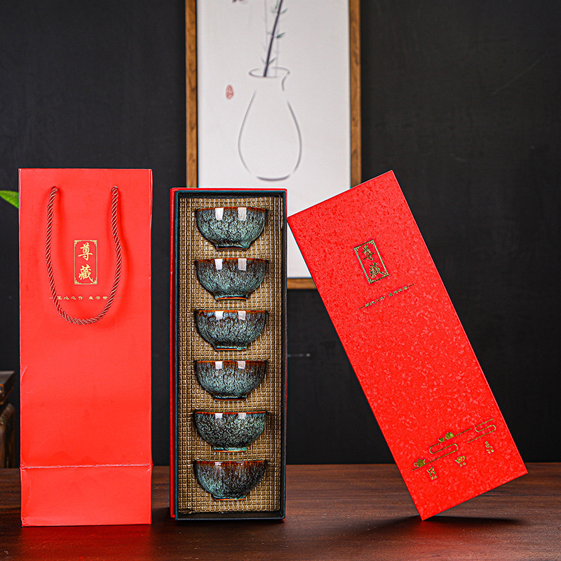 가마에서 갈색과 녹색으로 변하는 선물 상자 6개