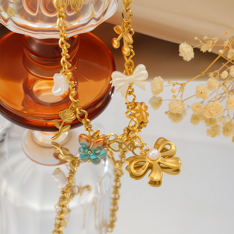 Collar colgante de rosa con lazo de acero de titanio nuevo transfronterizo, joyería de collar de perlas de trébol de cuatro hojas para niñas de todo fósforo de moda image 5