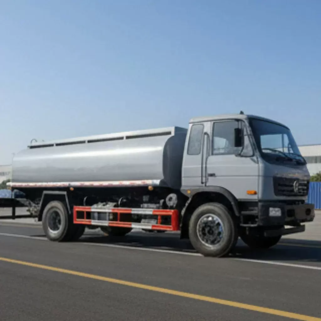 东风 4X2 14000 升移动式油罐车，用于运输柴油和汽油