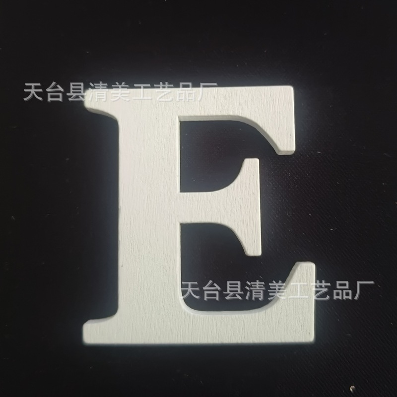 Nuevos productos transfronterizos Decoración navideña Colgante de hoja de madera Artesanía de madera Colgante pequeño Colgante de costura a cuadros negro y rojo