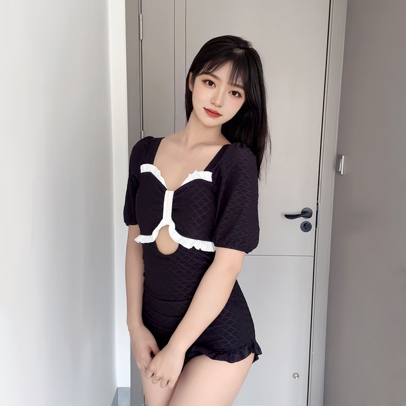 Traje de baño de una pieza de verano para mujer, ángulo plano, viento puro, hueco, sexy, cubrir el vientre, delgado, baño de vacaciones de aguas termales, traje de baño al por mayor