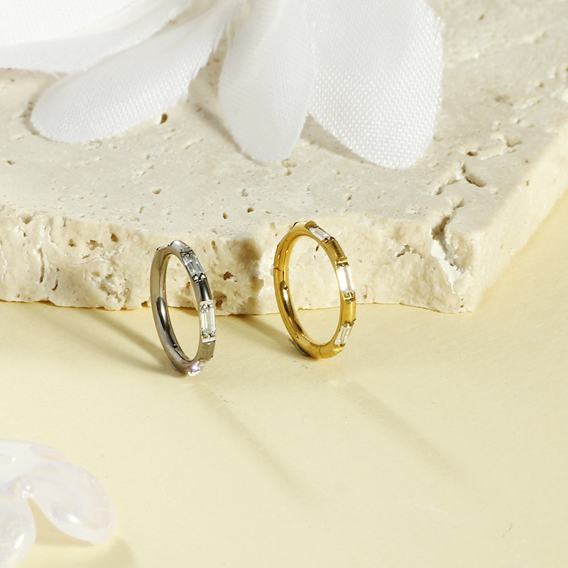 Pointed titanium steel lip stud product view