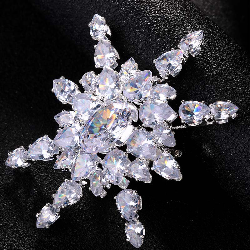 Personalidad transfronteriza broche floral de alto nivel de zircon pectoral traje de flor universal accesorios de temperamento broche femenino