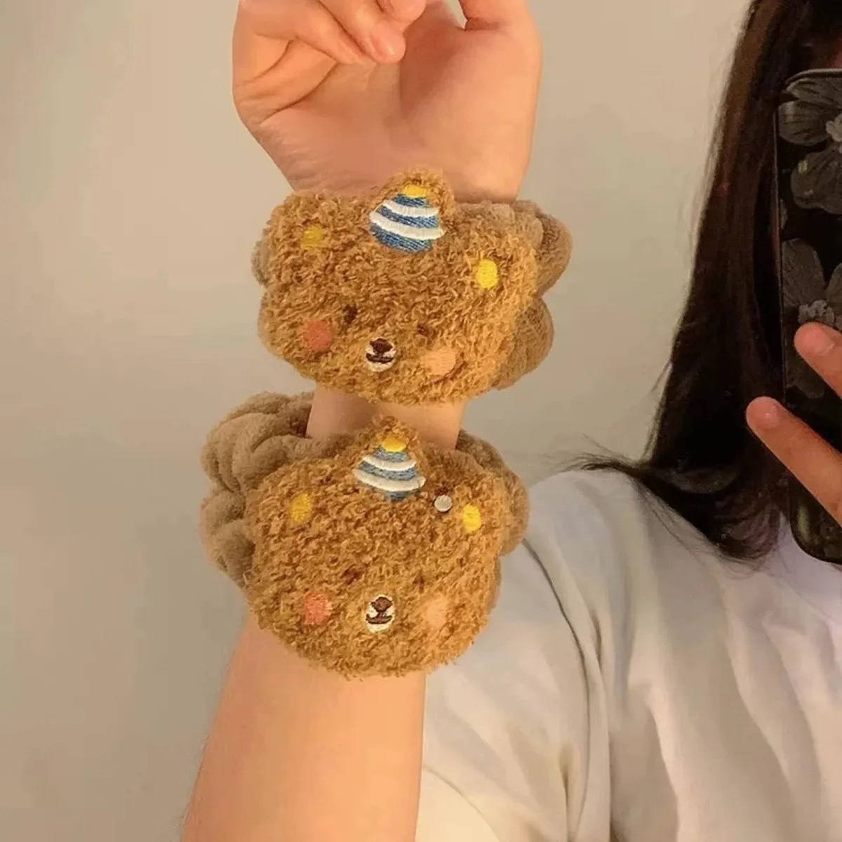 2 coffee colored cake bears