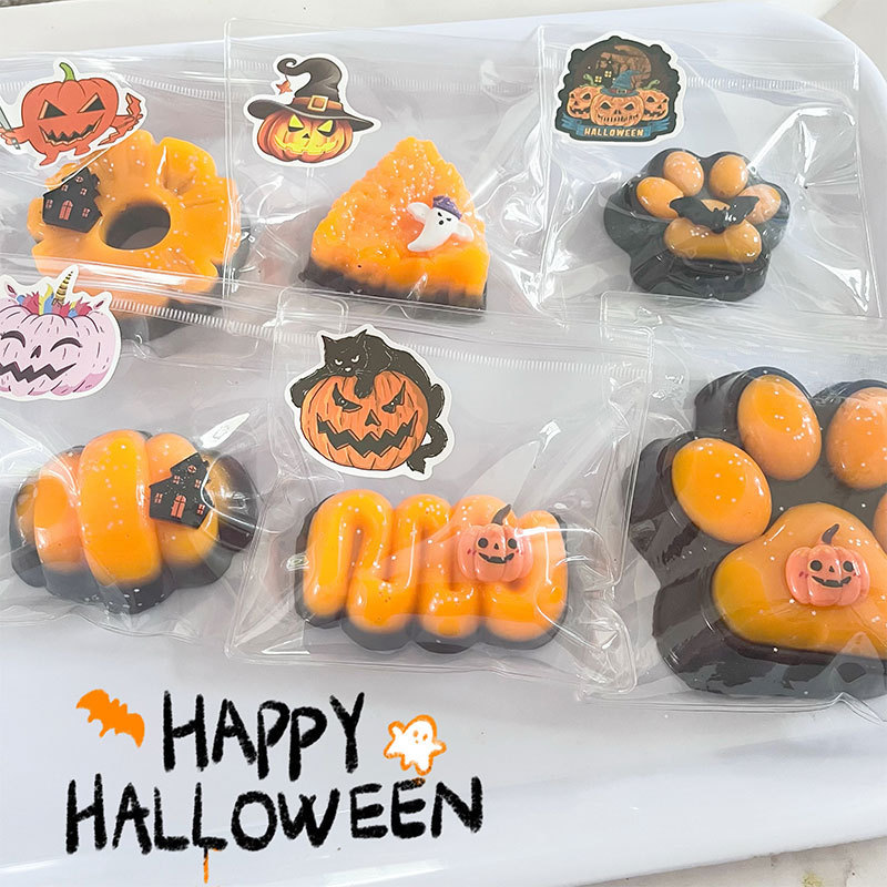 ハロウィーンの猫の爪はゆっくりとしています。|undefined