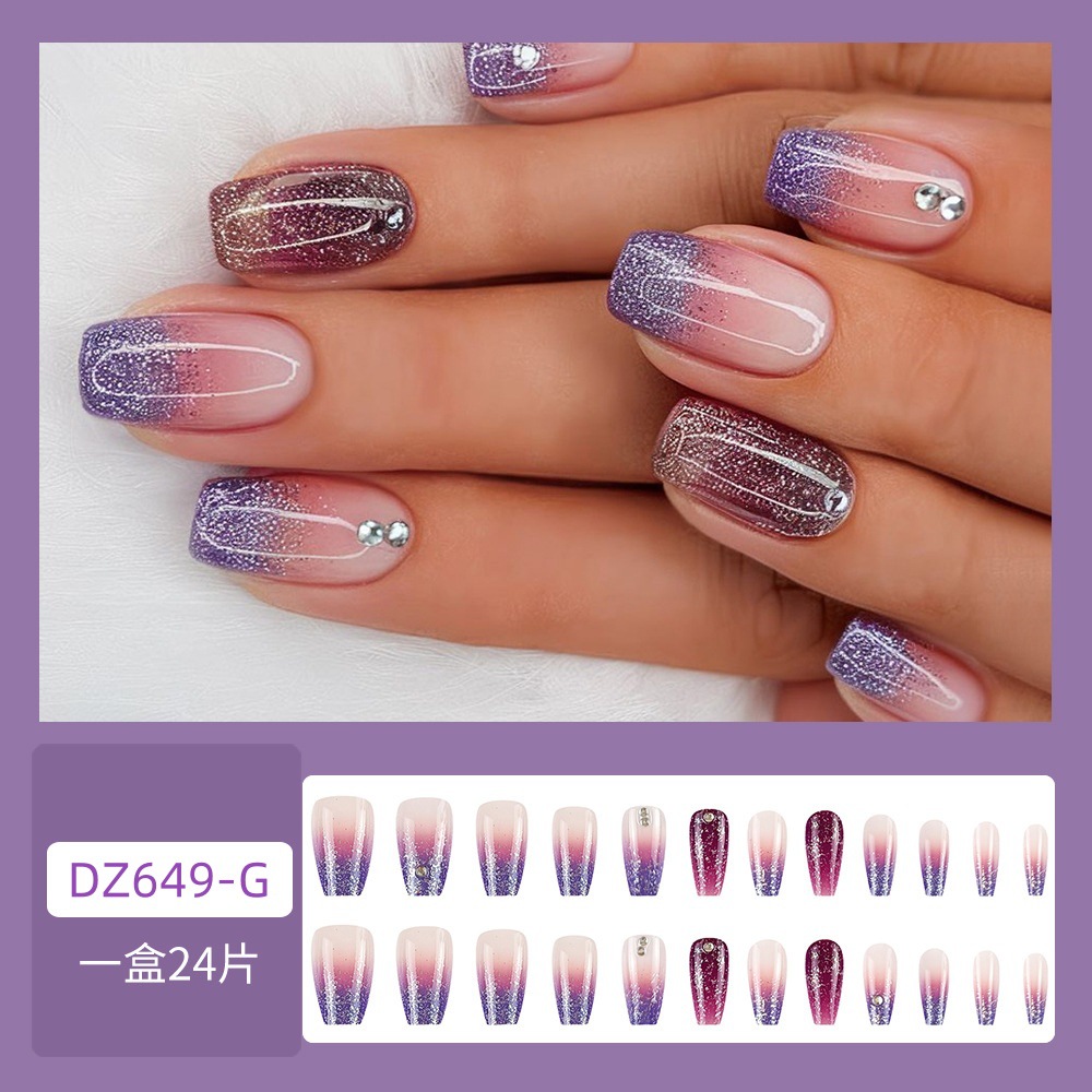 Juego de 24 pegatinas de diamantes de imitación para uñas, puntas de uñas cortas con deslumbrante cielo estrellado, puntas de uñas con purpurina degradada en tono morado.