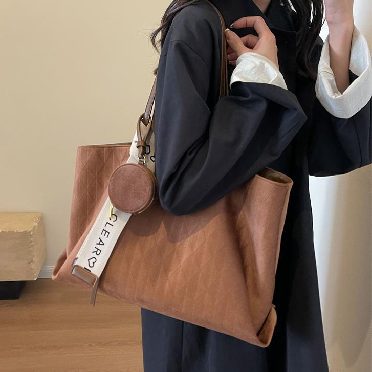 Bolsos de venta caliente transfronterizos para mujer de gran capacidad 2025 nuevo bolso de hombro de gamuza retro esmerilado de moda