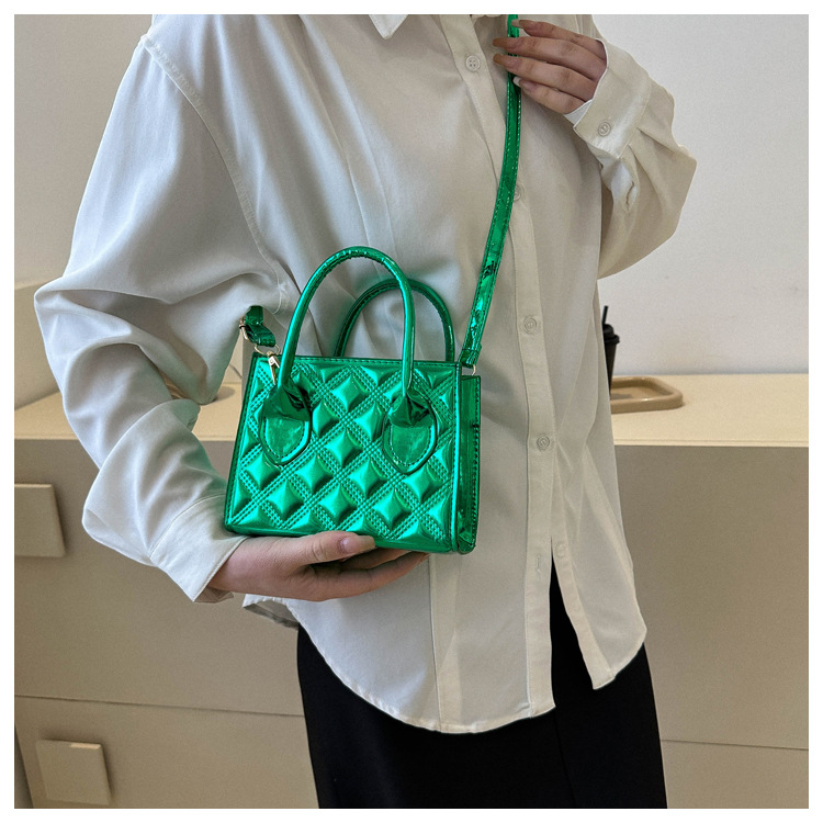 Piccola borsa a tracolla quadrata in vernice effetto goffrato_voghion.com