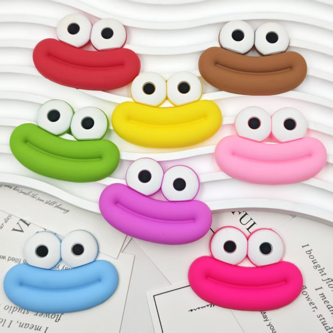 大小号卡通香肠嘴巴眼睛充电器保护套 毛绒玩具发夹手机壳diy配饰