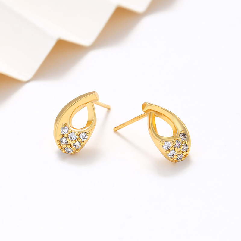 Xuping joyería de aleación de cobre chapado 24K color pernos irregulares sensación de alto nivel nicho ligero pernos de lujo para mujeres