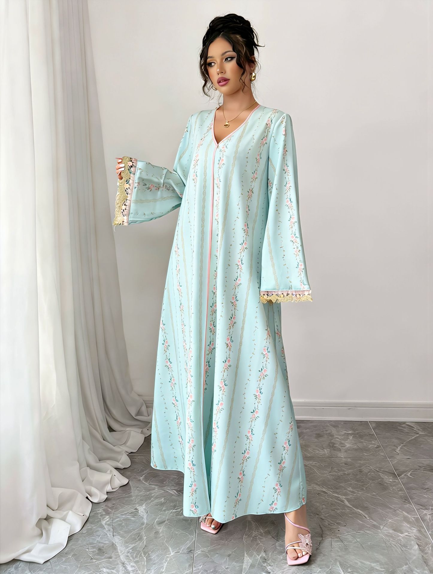 Elegant muslimsk klänning med v-ringning och spetsbroderi_voghion.com
