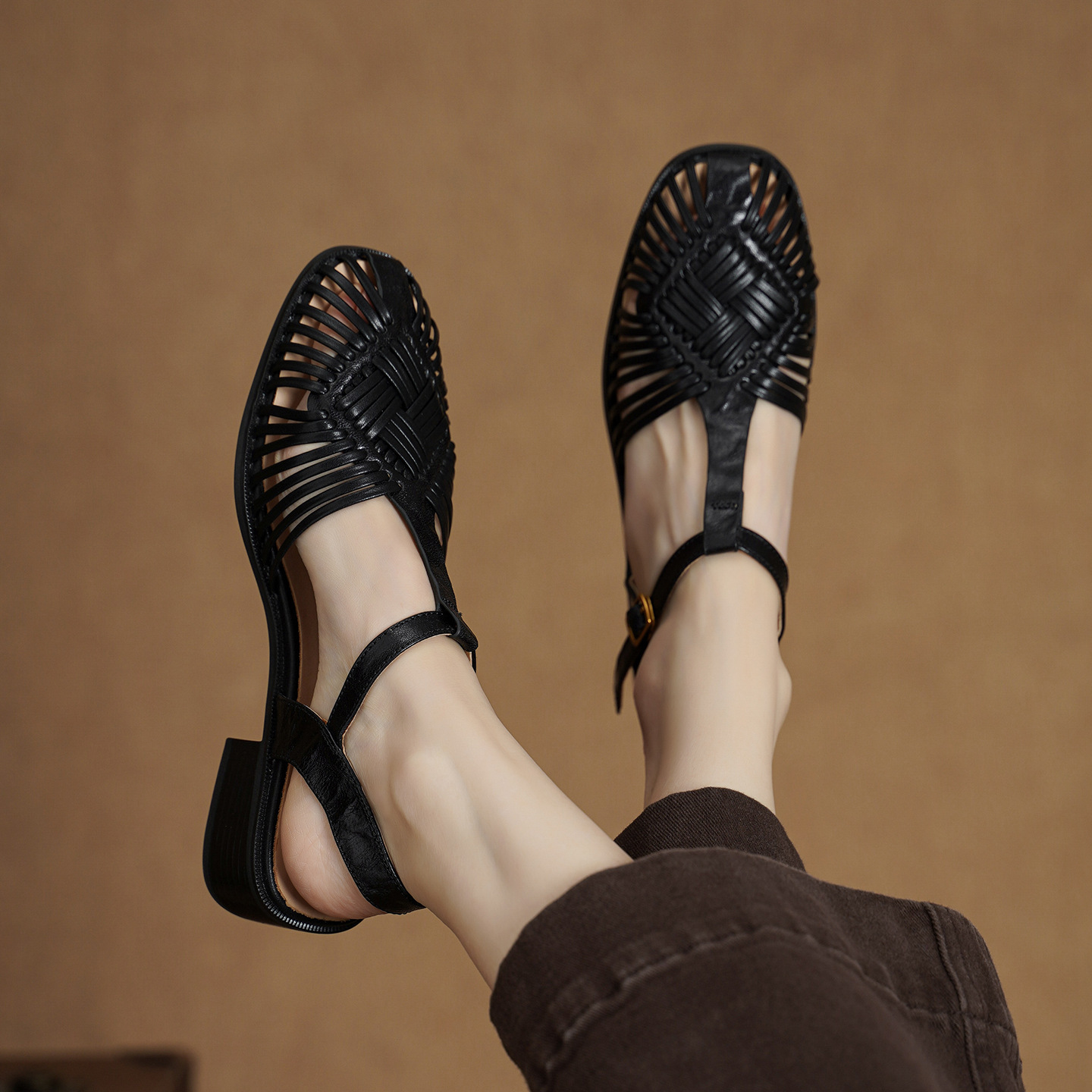 Sandal nữ quai ngang T-clasp gót thấp 4 cm phong cách vintage dệt rỗng — đen