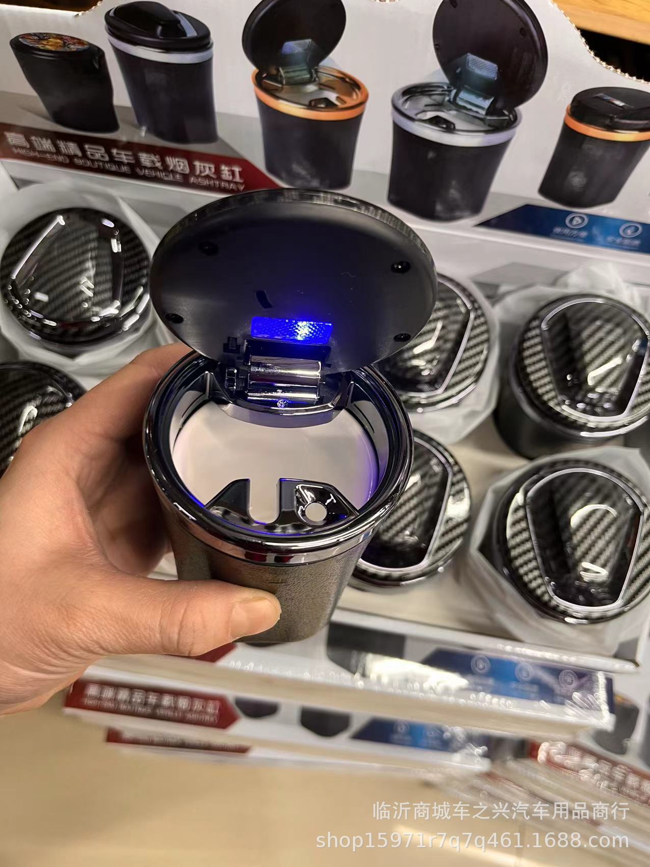 Car ashtray multi-function with light one-hand open cover creative high-grade high-temperature resistant ceramic liner anti-fly ash in car