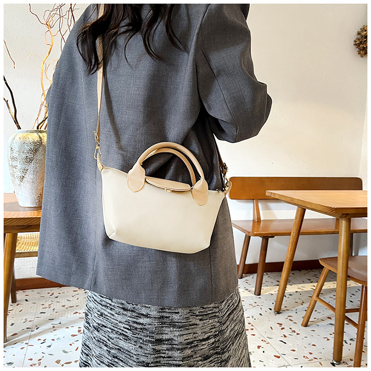 The new 2024 autumn/winter collection of handbags featuring a niche soft skin dumpling bag, color-blocking and patchwork single-shoulder bag, crossbody bag and commuter women's bag undefined