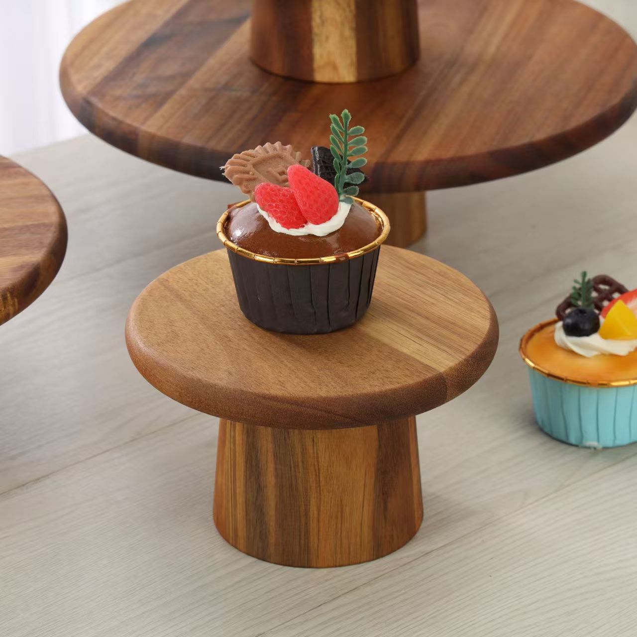 Platos de madera de pies altos platos de bocadillos bandejas de frutas caseras de bocadillos de pastel de mesa de fiesta mesa de postres