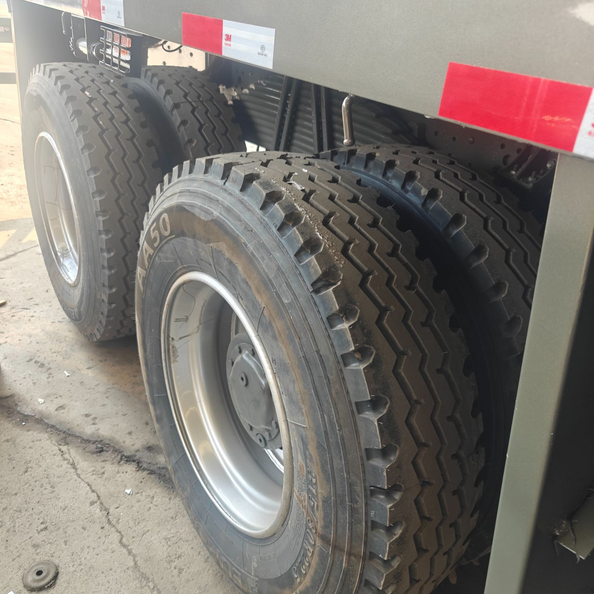 Export dump truck, Sinotruk HOWO 8X4 eight-wheel truck, container dump truck