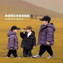 男の子と女の子の綿入り服、暖かい2025新しい冬服、厚くてスタイリッシュな新しいスタイル