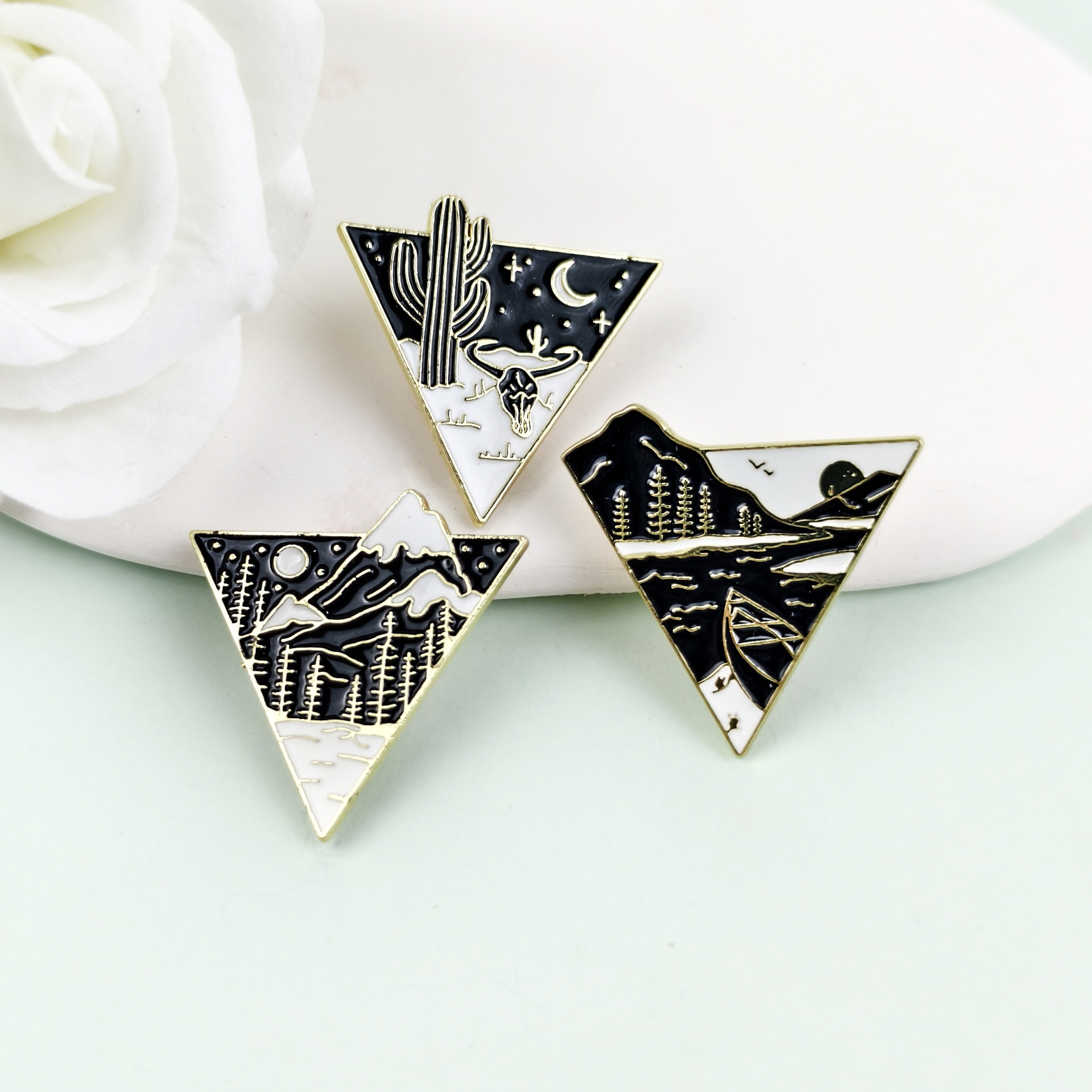 Creativo Xingyue Mountain River Plant Broche Triángulo Geometría Aleación Pin decorativo Medalla Accesorios de vestir Punto transfronterizo