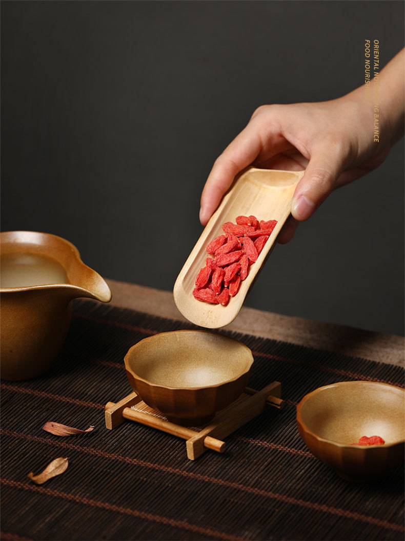 Premium Four Herb Gift Box with Lingzhi Red Ginseng Goji and Black Goji 360g in use