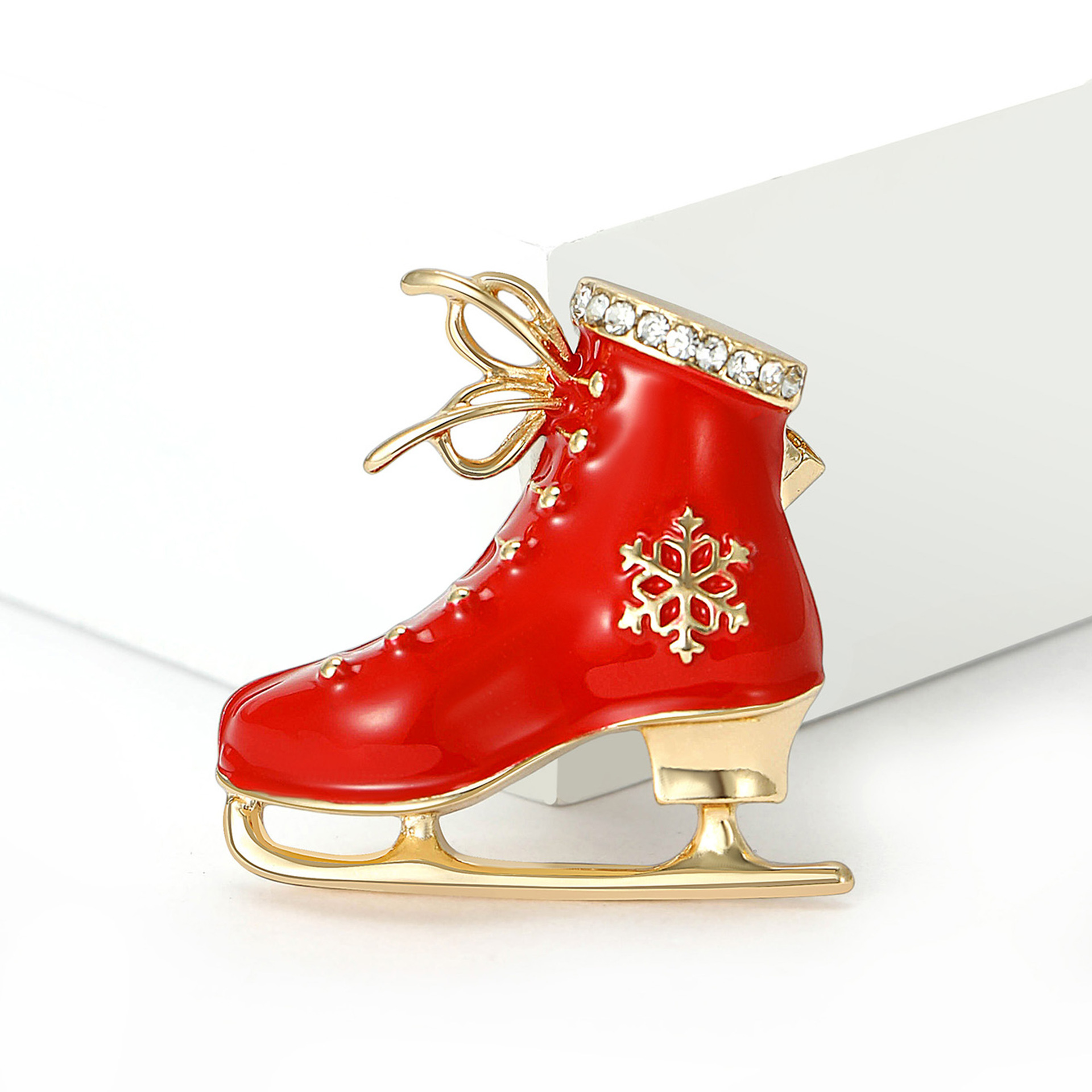New European and American Fashion Christmas Ice Skate Brooch with Rhinestones and Enamel, Versatile and Stylish Suit Lapel Pin