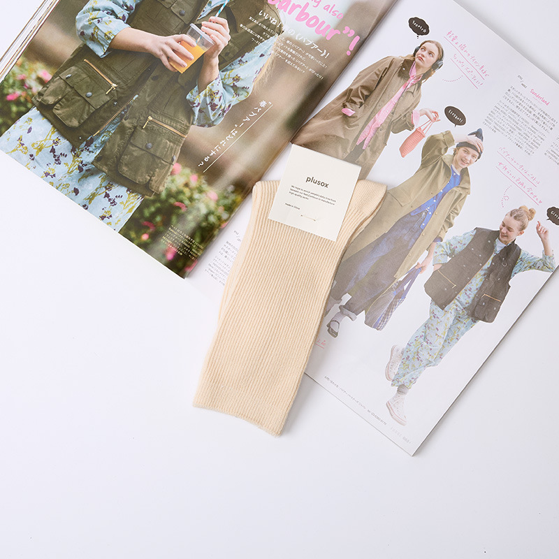 Venta al por mayor calcetines de pila de mujer nueva japonesa otoño color sólido calcetines de algodón de longitud media calcetines de color caramelo de aguja doble de mujer