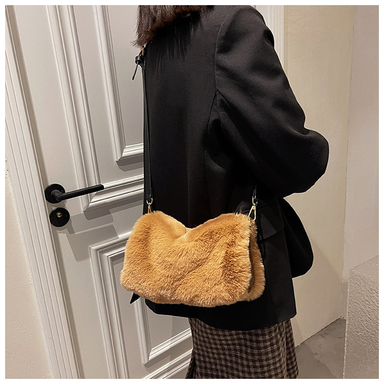 Bag 2021 New Plush Small Square Bag Simple Western Style Autumn And Winter Shoulder Textured Women 's Bag Fashionable Furry Crossbody Bag display picture 4