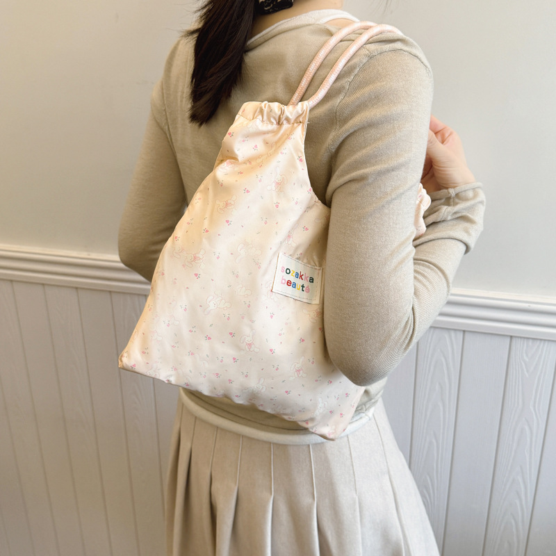 2025 bolsas casuales de alto valor, bolsas de mano, bolsas de regalo prácticas, cajas de regalos, bolsas de brazo de hombro de nicho de alto nivel, moda