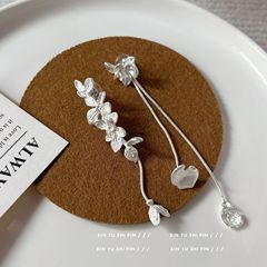 非対称花流蘇ピアス軽贅沢気質高級感銀色イヤリング2025新型起爆耳飾り女