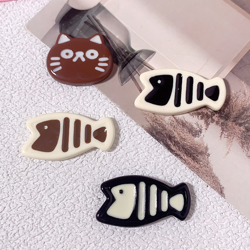 Nuevo gatito comer huesos de pescado dibujos animados accesorios de resina diy pinzas de cabello accesorios para el cabello llaverillos agujeros zapatos agujeros parches de caso de teléfono móvil
