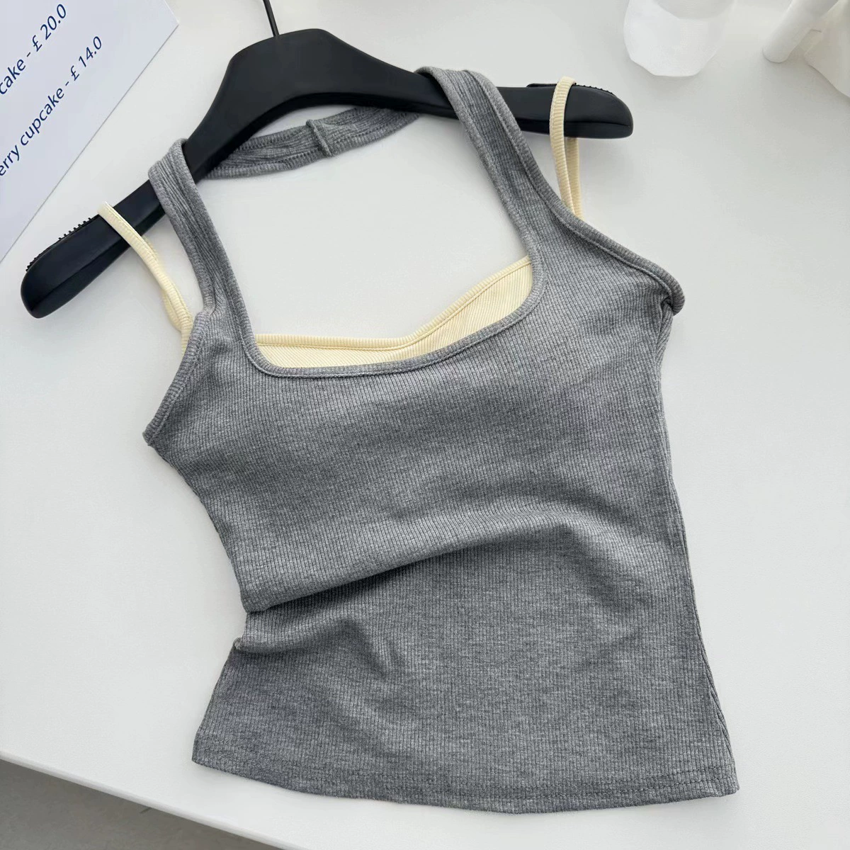 Поддельный двухшейный камзол с женским нагрудным ковриком простой дикий фон можно носить на улице