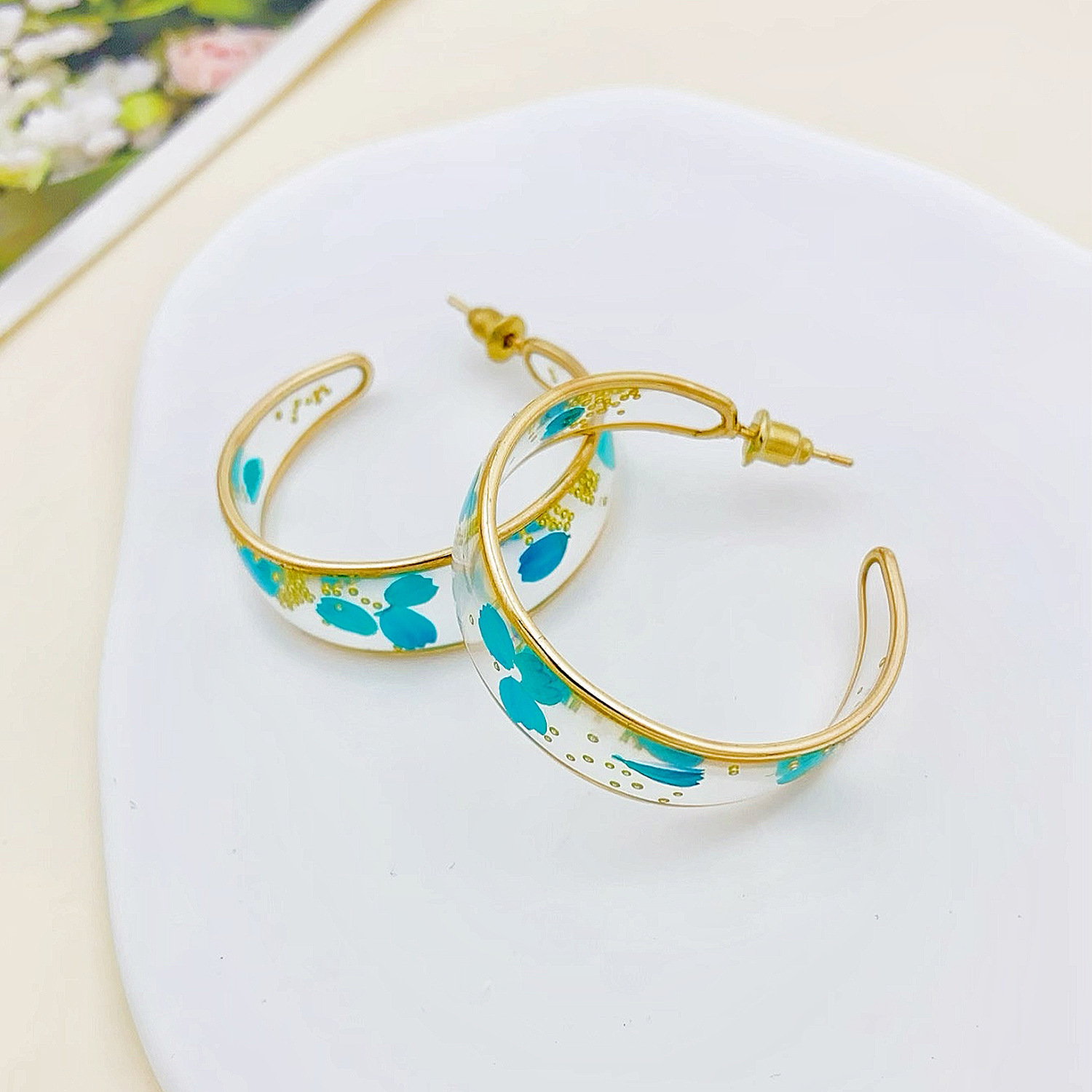 Oversized Sculptural Clear Acrylic Clip-on Earrings Modern Design_voghion.com