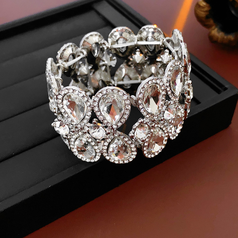 Brazalete de geometría de gota de agua hueca de diamante de moda transfronteriza lujosa ligera de alta sensación de pulsera de nicho de diseño europeo y americano