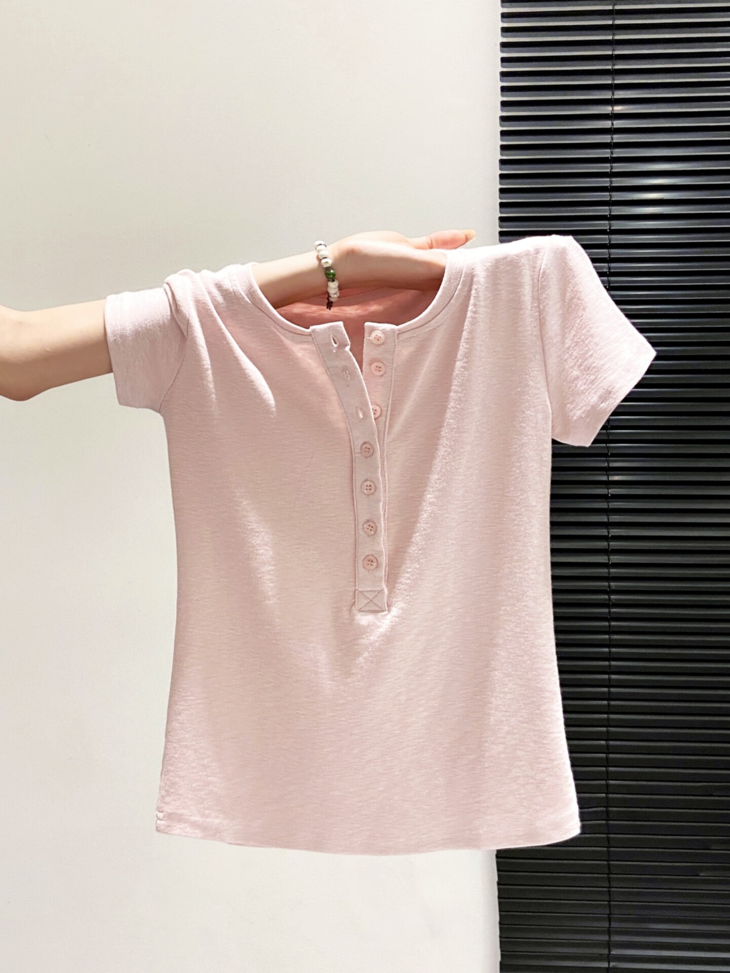 Áo thun nữ cổ bán mở tay ngắn phong cách Hàn Quốc, thiết kế đơn giản tôn dáng — màu đen