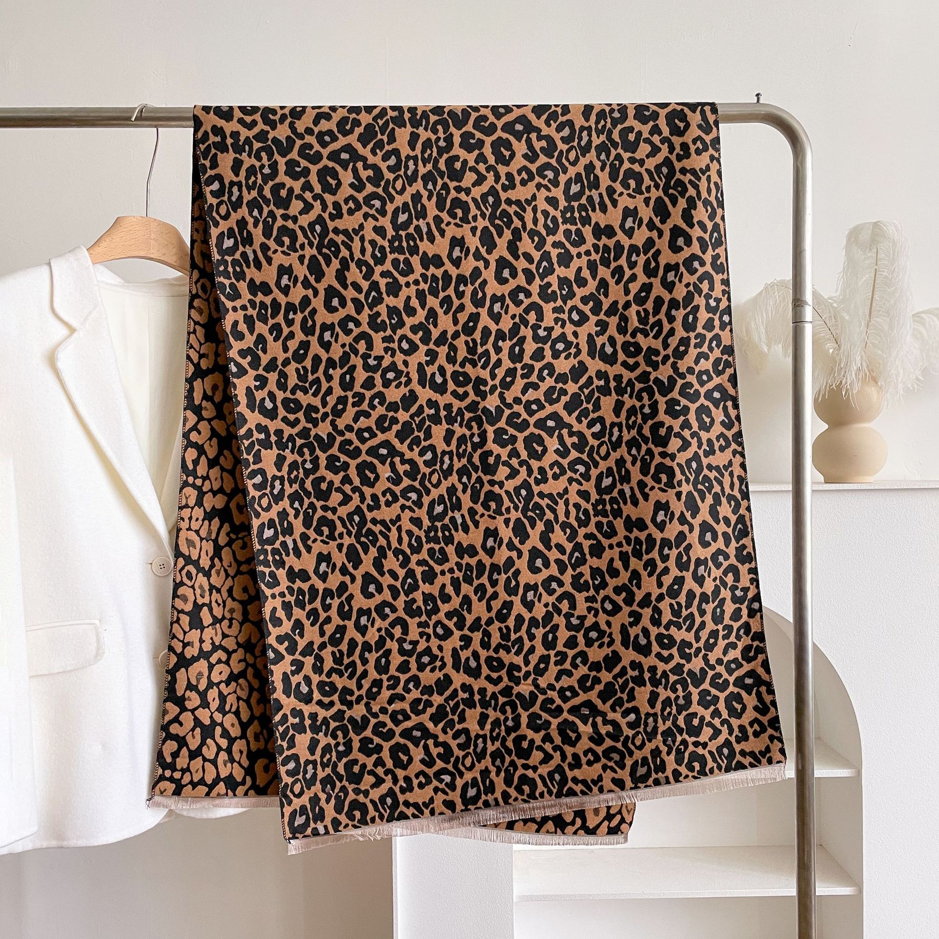 2024 nuevo bufandas de impresión de leopardo de moda de alta calidad suave y cálida imitación de cachemira barba corta bordilla del babillo