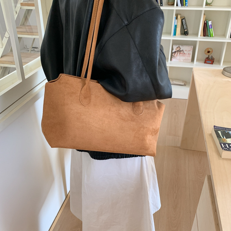 Bolsa de cuero de seda retro, bolso inferior para mujeres, otoño y invierno 2025, nuevo estilo de alta calidad, bolso de mano, bolso de hombro para viajes