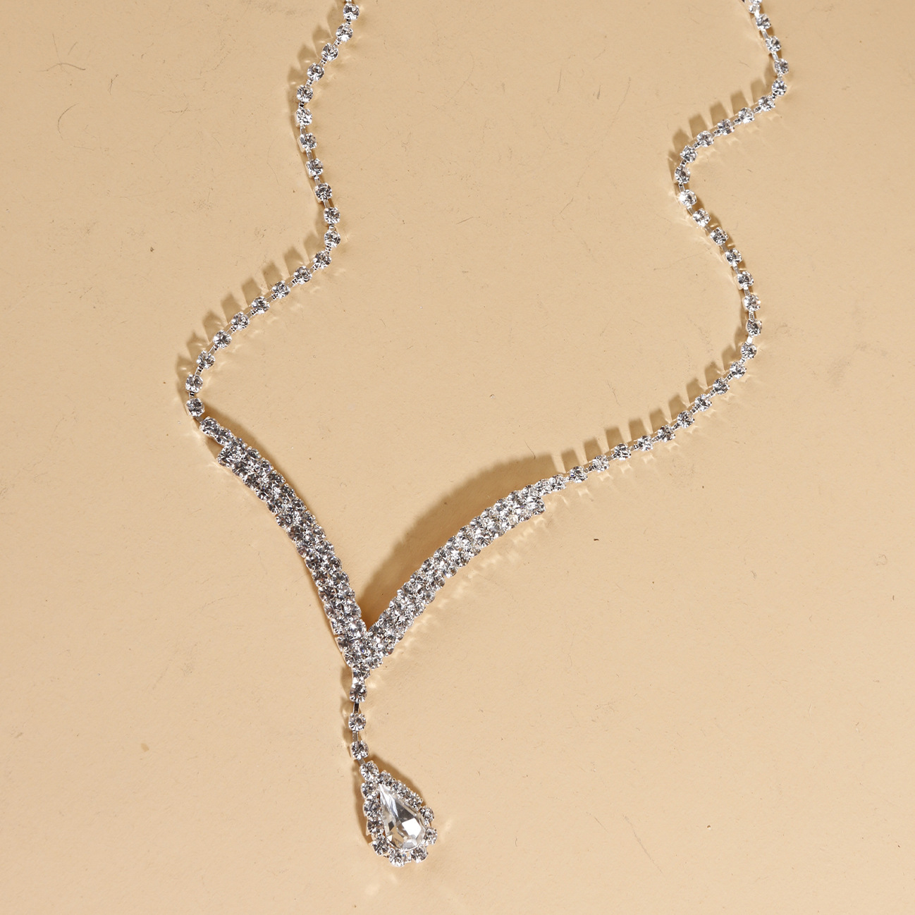 Designer-Stil, modisches Volldiamant-Halsketten-Ohrnagel-Set mit Tropfen-Anhänger und V-Ausschnitt_voghion.com