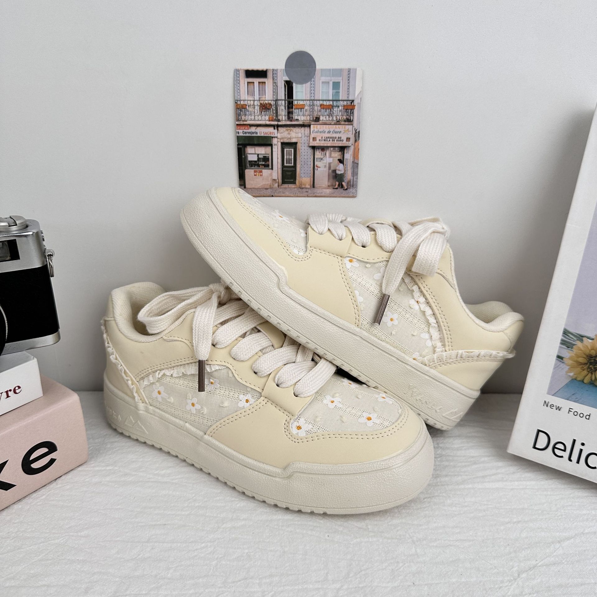 Yuanbo ins viento zapatos de madera de mujer 2025 verano nuevo borde de encaje pequeño fresco y transpirable zapatos blancos