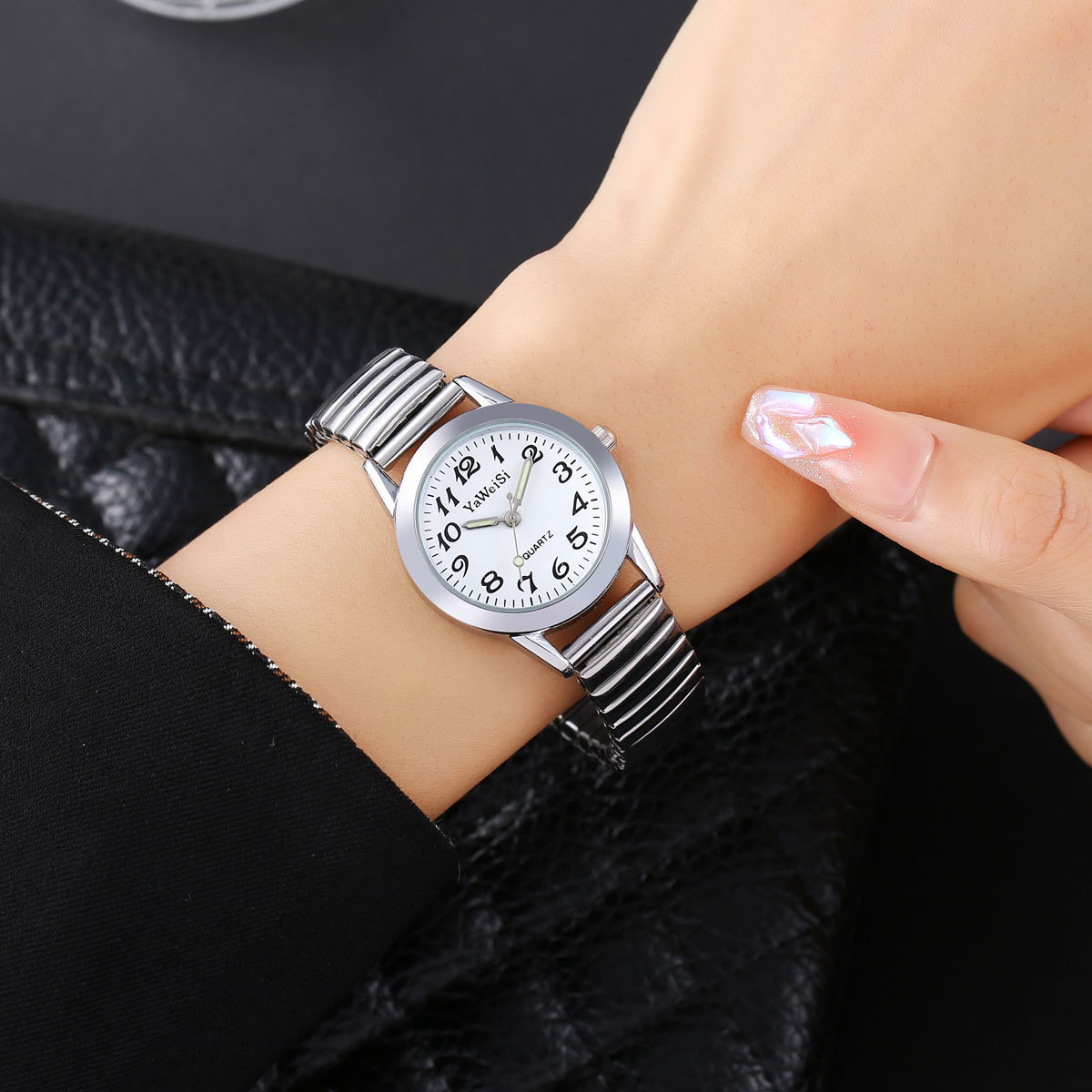 Suministro de stock caliente de mediana edad y mayores reloj elástico gran número de vida impermeable nocturna reloj de cuarzo al por mayor