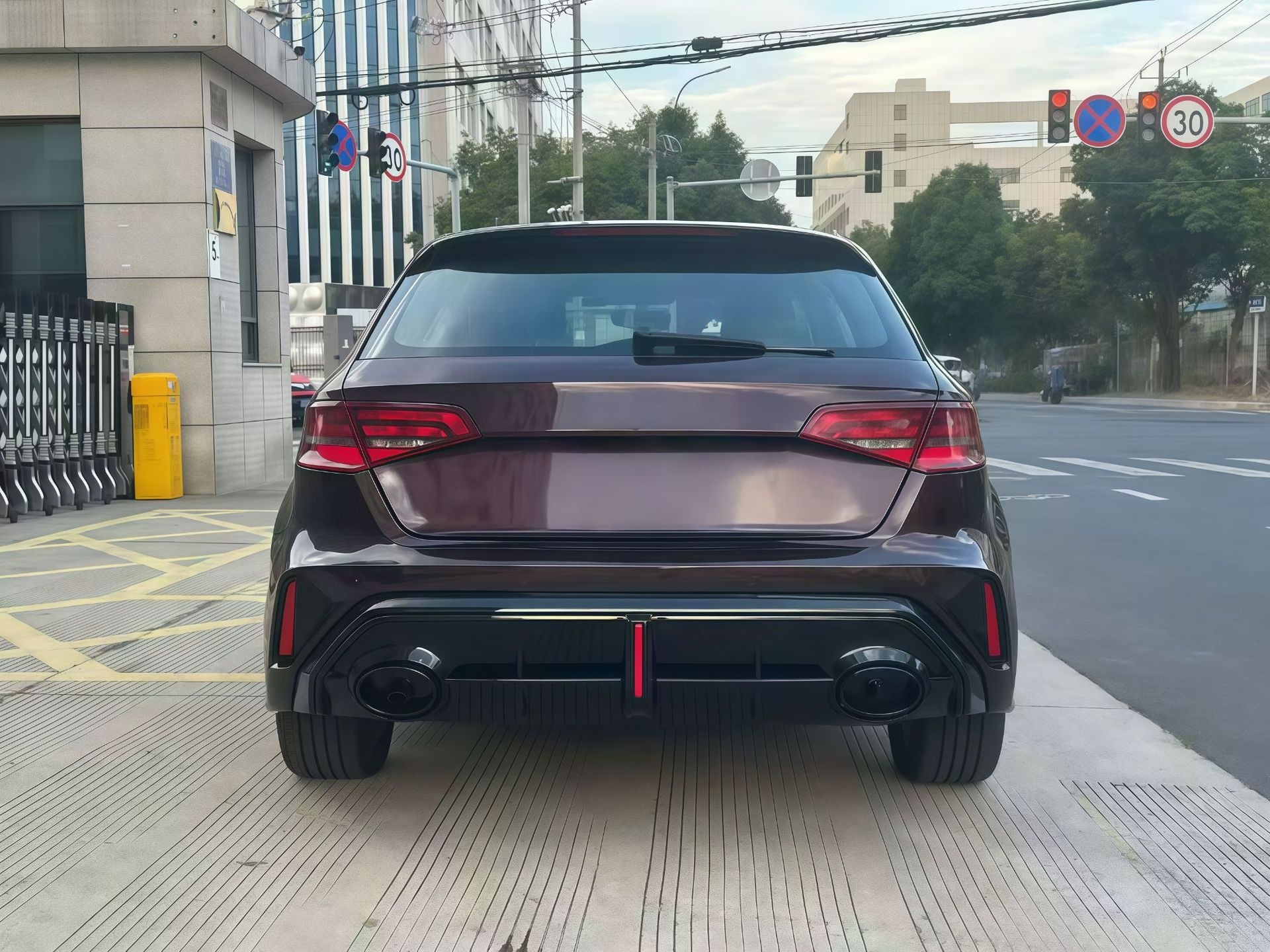 Suitable for Audi A3 models from 2017-2020, this is a front bumper and grille upgrade kit for converting the old model to the new RS3 style