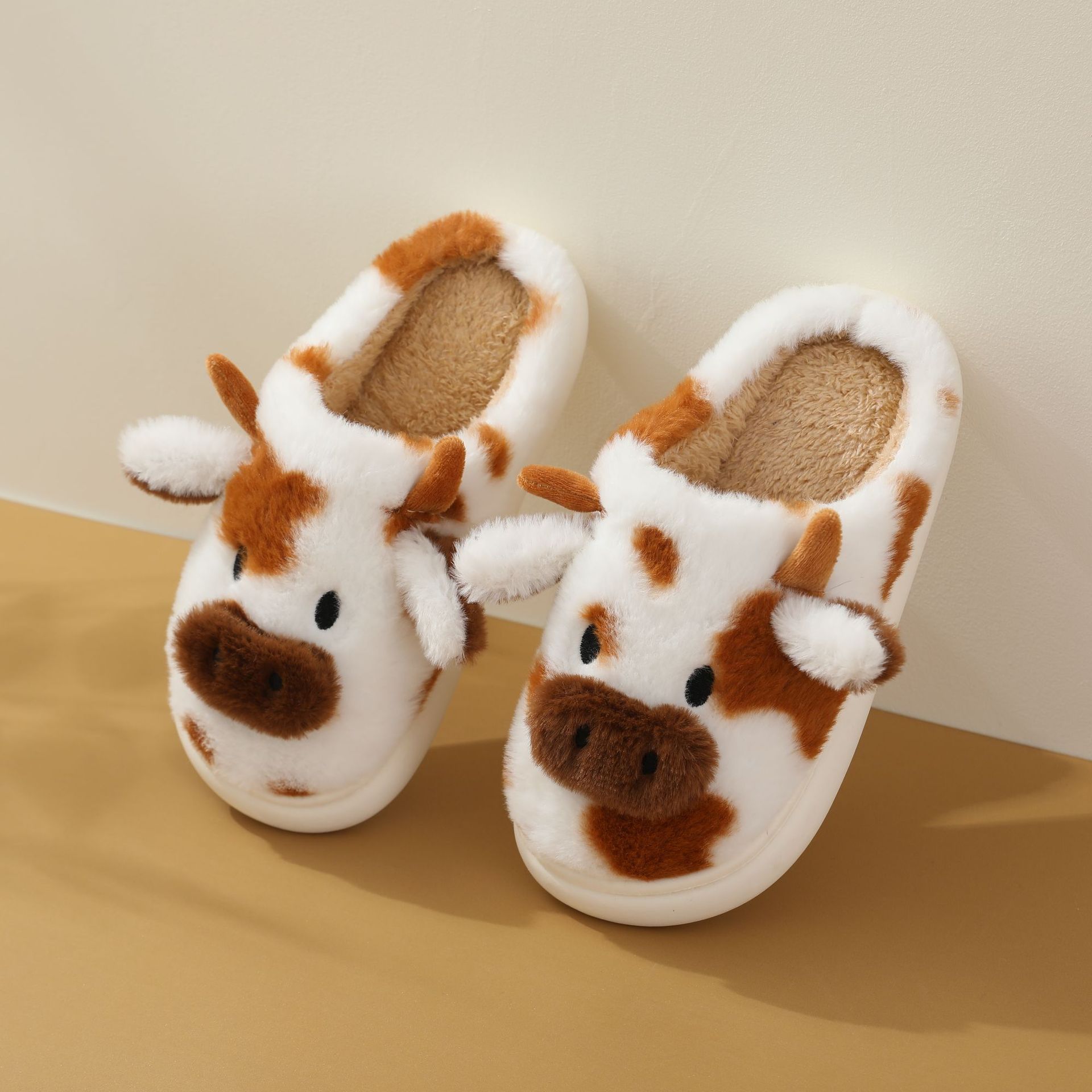 Ventas transfronterizas de invierno caseras de algodón para parejas de hombres y mujeres, zapatillas de algodón ligeras para el hogar