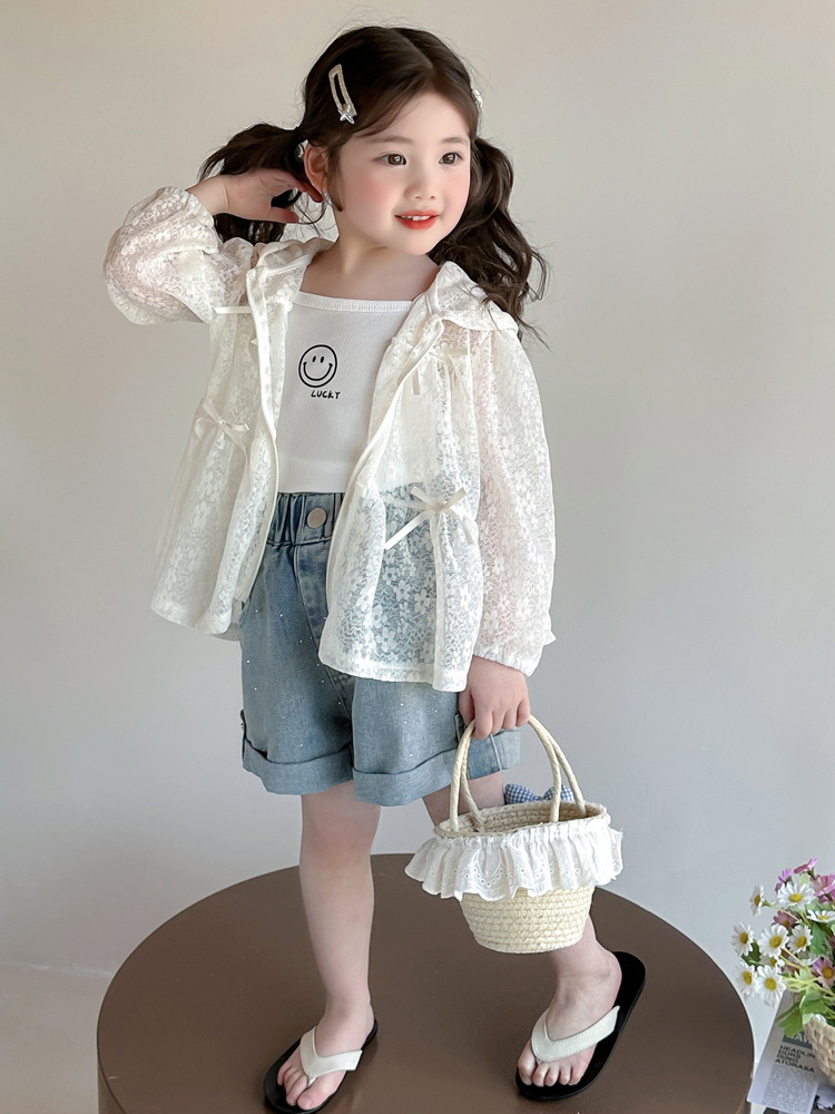 Ropa de protección solar para niñas verano 2025 nuevo estilo para niños estilo occidental ropa de protección solar transpirable delgada chaqueta de verano de encaje