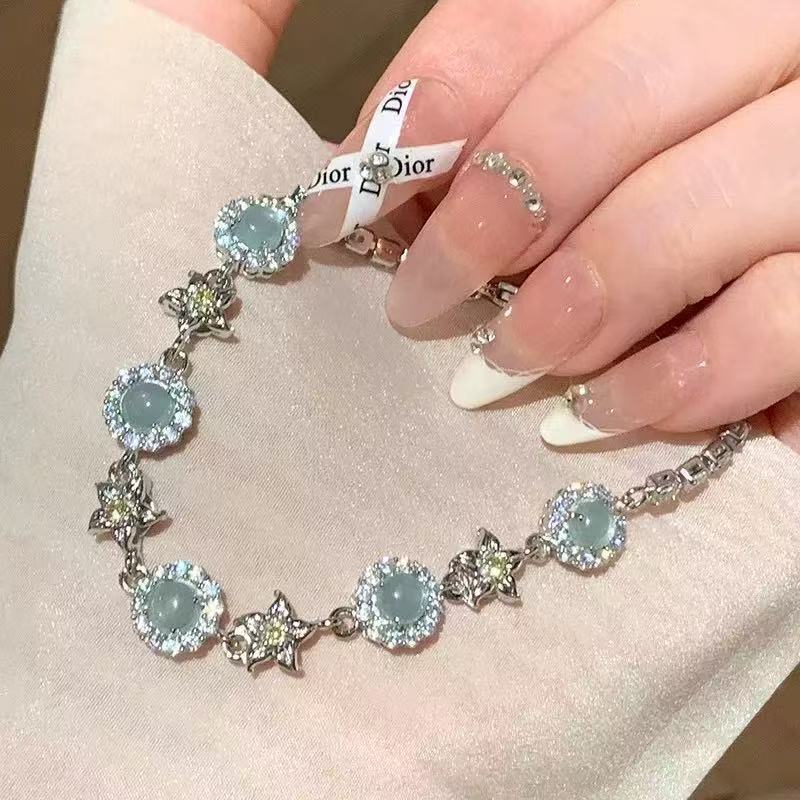 "Coral Sea" Cool and Refreshing Aquamarine and Diamond-Studded Bracelet, Light Luxury, Niche, Exquisite, Versatile Holiday-Style Jewelry "Coral Sea" Cool and Refreshing Aquamarine and Diamond-Studded Bracelet, Light Luxury, Niche, Exquisite, Versatile Holiday-Style Jewelry