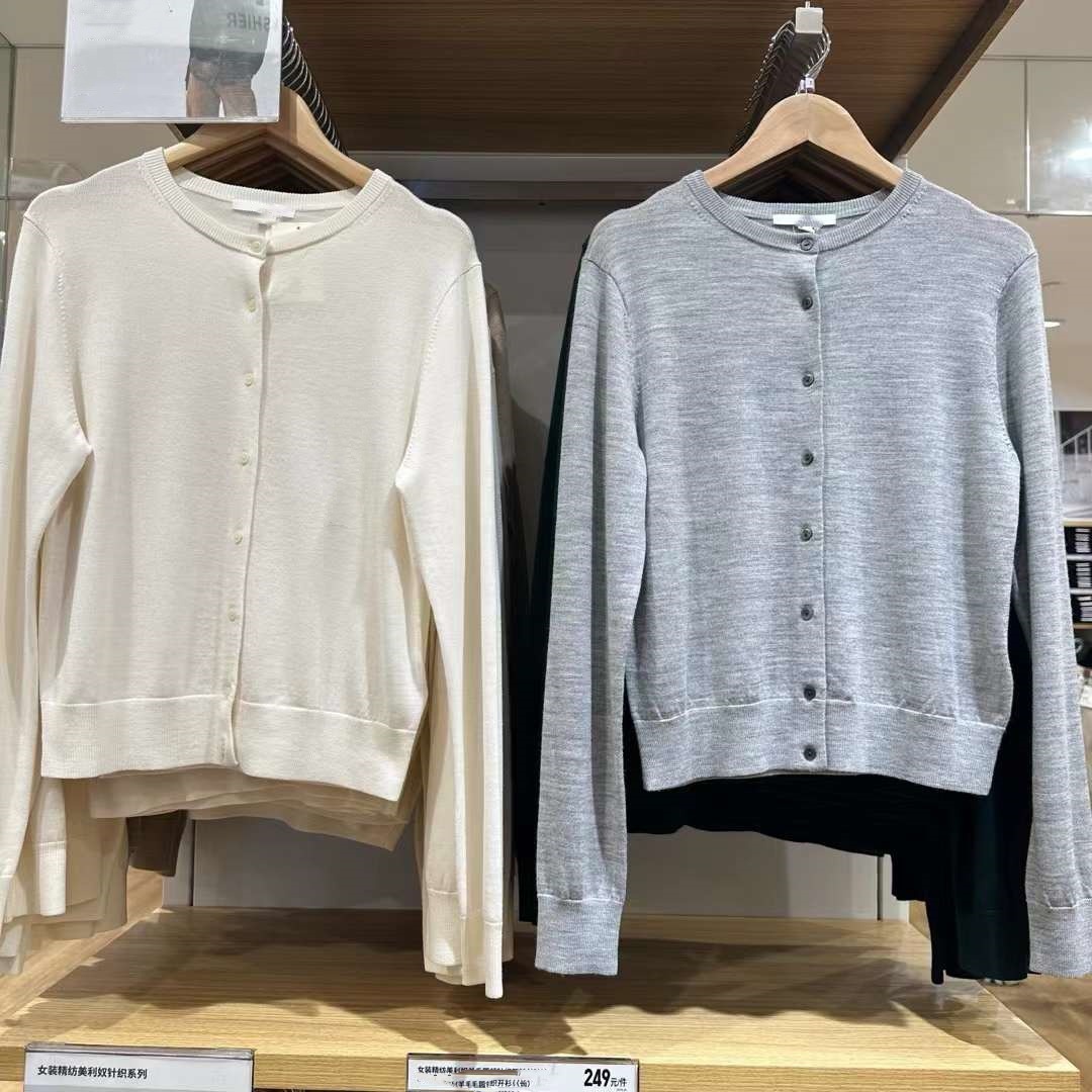 Woolen cardigan with a round collar